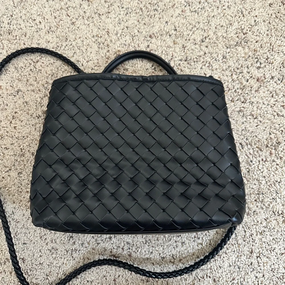 Elegant Black Woven Handbag - Picture 7 of 7